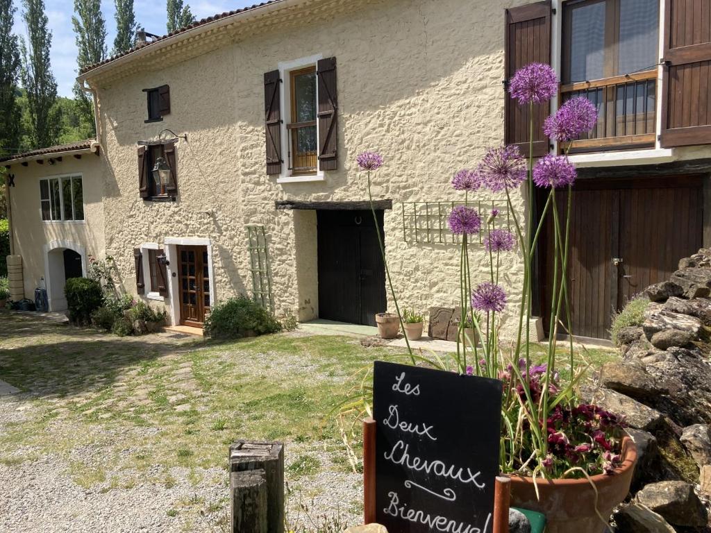 Giardino di Les Deux Chevaux Chambres d’Hôtes