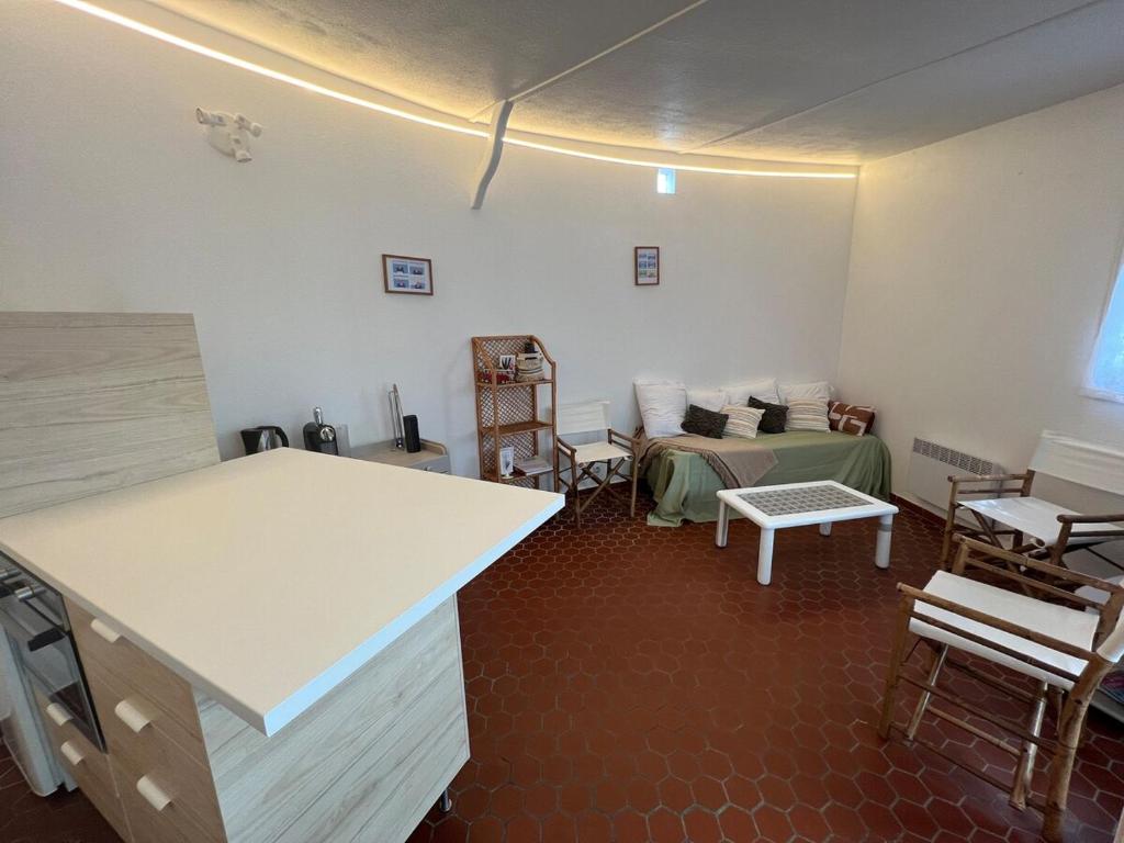un salon avec une table et un canapé dans l'établissement Maison en bord de mer au Village des Sables, à Torreilles