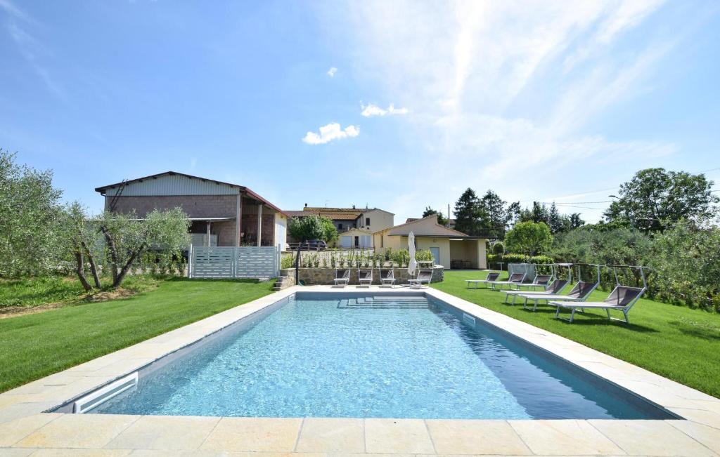 ein Swimmingpool im Hinterhof eines Hauses in der Unterkunft 4 Bedroom Amazing Home In Cortona in Cortona