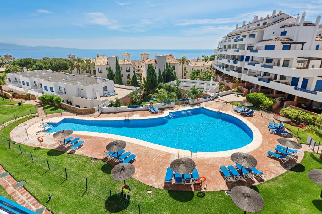 Πισίνα στο ή κοντά στο Duquesa Suites Seaview