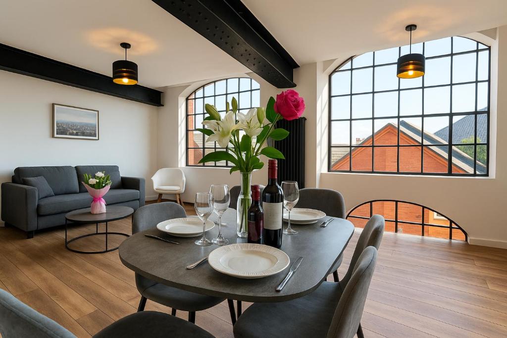 Posezení v ubytování City Centre Balcony Apartment for 6 - Steps to Dining, Bars & Train