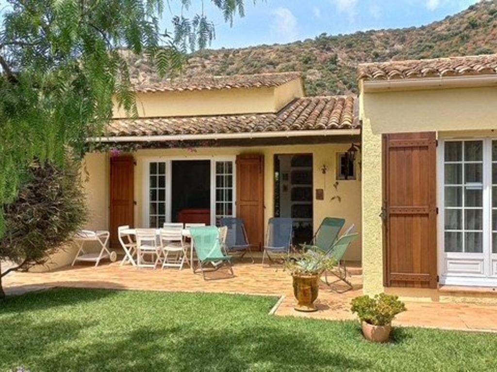 Photo de la galerie de l'établissement Charmante maison 3 pièces à Saint Clair, Le Lavandou - 5 couchages, jardin clos, proche plage - FR-1-803-33, au Lavandou