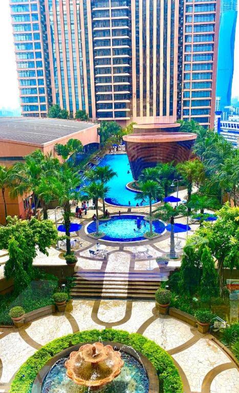 Bazén v ubytování Bintang Lux B&B Suites Times Square KL nebo v jeho okolí