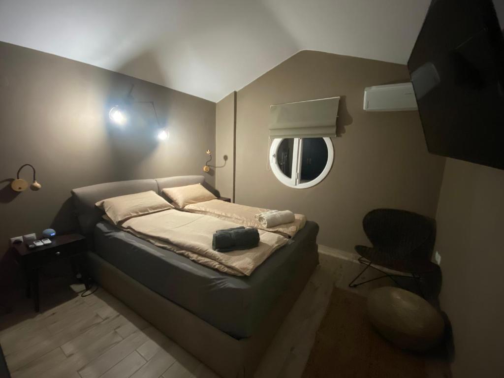 Postel nebo postele na pokoji v ubytování Villa ELi - Luxury Nature Getaway - Strategically located for Beach Exploration - Onsite Power for Electric Vehicle