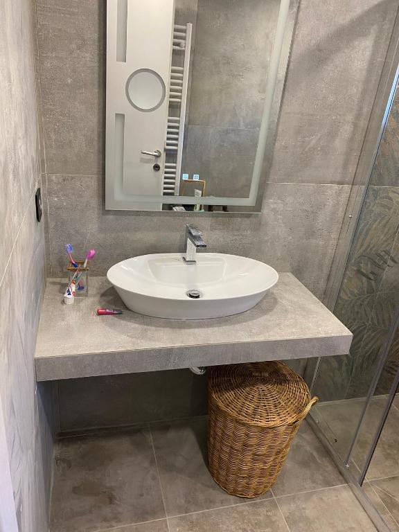 Koupelna v ubytování Villa ELi - Luxury Nature Getaway - Strategically located for Beach Exploration - Onsite Power for Electric Vehicle