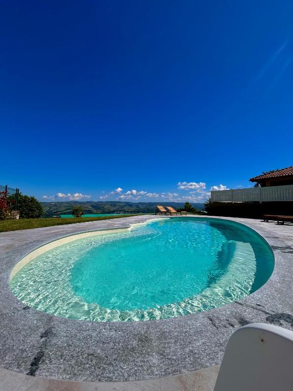 Bazén v ubytování Cascina Montè nebo v jeho okolí