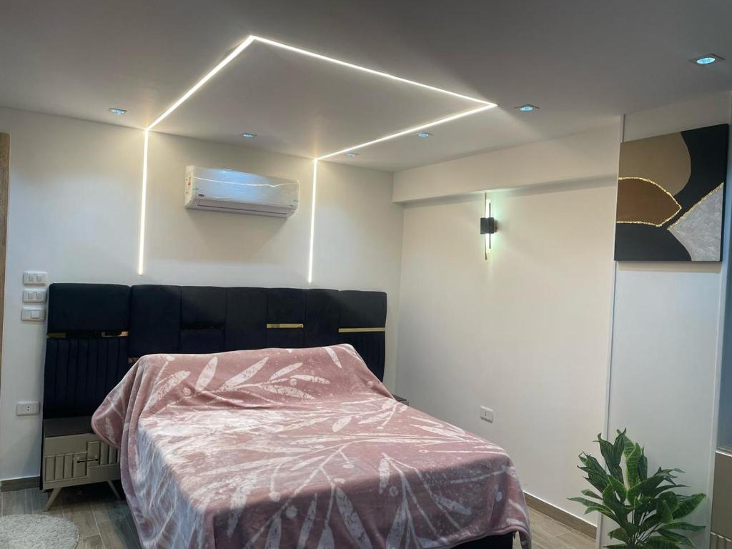 Postel nebo postele na pokoji v ubytování المهندسين شارع جامعة الدول العربية