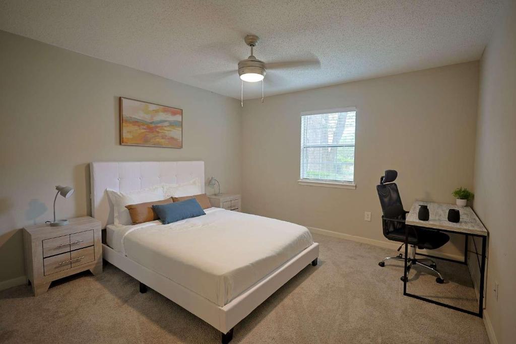 a bedroom with a bed and a desk and a computer at Northtown Apartments 12h I Comfy 2 Bed 2 Bath in Jackson