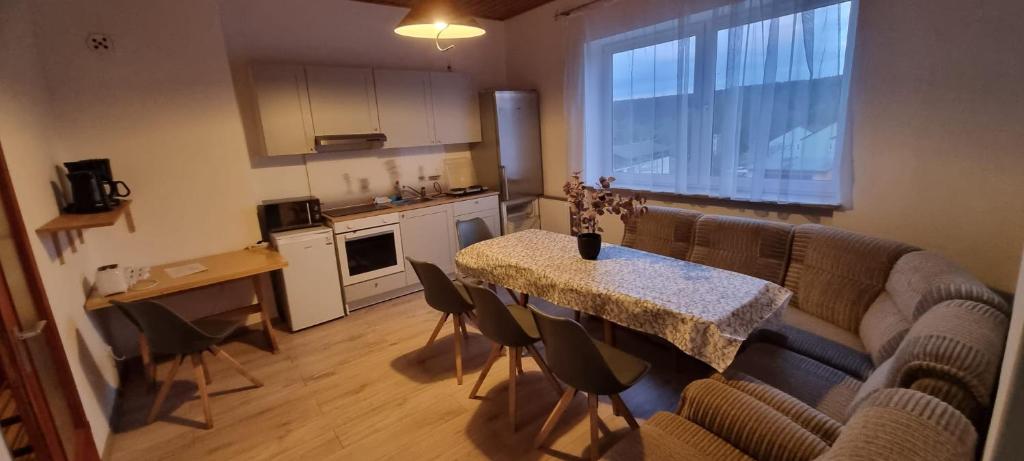 een woonkamer met een bank en een tafel en een keuken bij Arzberger MonteurApartment in Arzberg