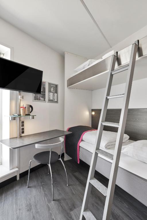 Postel nebo postele na pokoji v ubytování Cabinn City