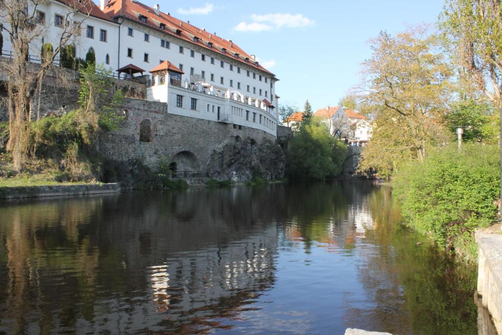 Výhled na řeku, která protéká v blízkosti penzionu