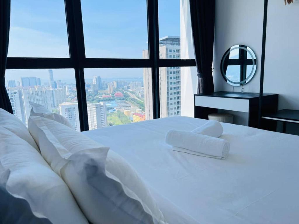 Postel nebo postele na pokoji v ubytování Urban Suites Georgetown Penang - Affordable - Luxurious Stay with Sea & Georgetown Views by Qistina