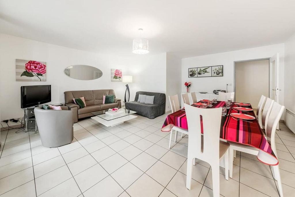 un salon avec une table et un canapé dans l'établissement Le Camélia - Plage et Intra-muros - Parking, à Saint-Malo