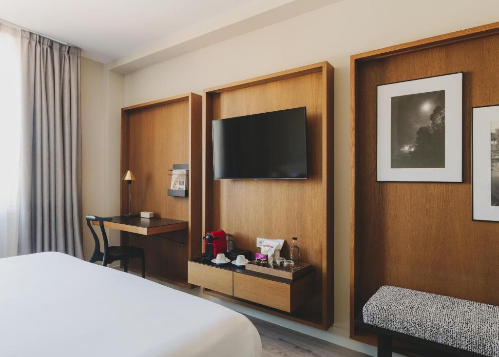Televízia a/alebo spoločenská miestnosť v ubytovaní Gallery Hotel 4 Sup