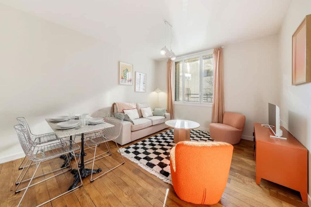 un salon avec un canapé et une table dans l'établissement Vadrouille - Proche Mail - Parking - 4 personnes, à Rennes