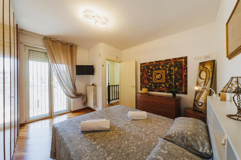 une chambre avec un grand lit et une grande fenêtre dans l'établissement Villa ElSi, Where Relaxation and Elegance Meet, à Valenzano 97 autres photos