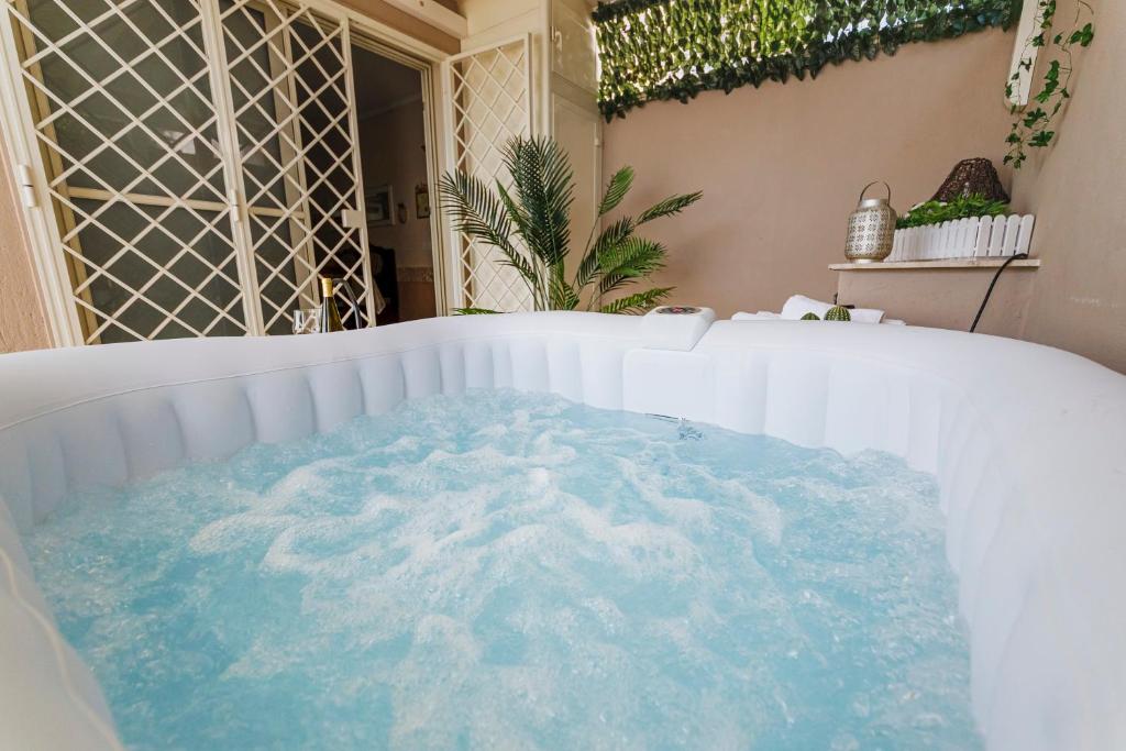 une baignoire remplie d'eau dans une pièce dans l'établissement Villa ElSi, Where Relaxation and Elegance Meet, à Valenzano