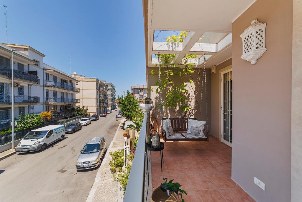 Cet appartement dispose d'un balcon offrant une vue sur la rue. dans l'établissement Villa ElSi, Where Relaxation and Elegance Meet, à Valenzano