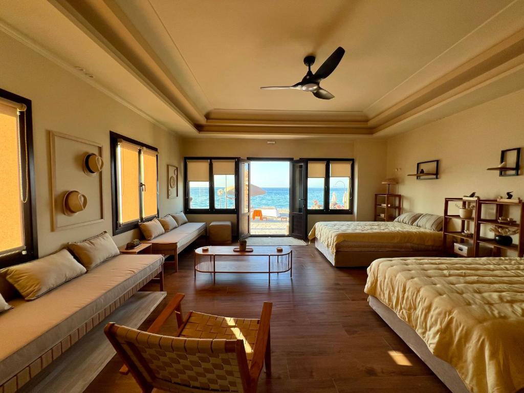 Giường trong phòng chung tại Ploes Coastal Apartments