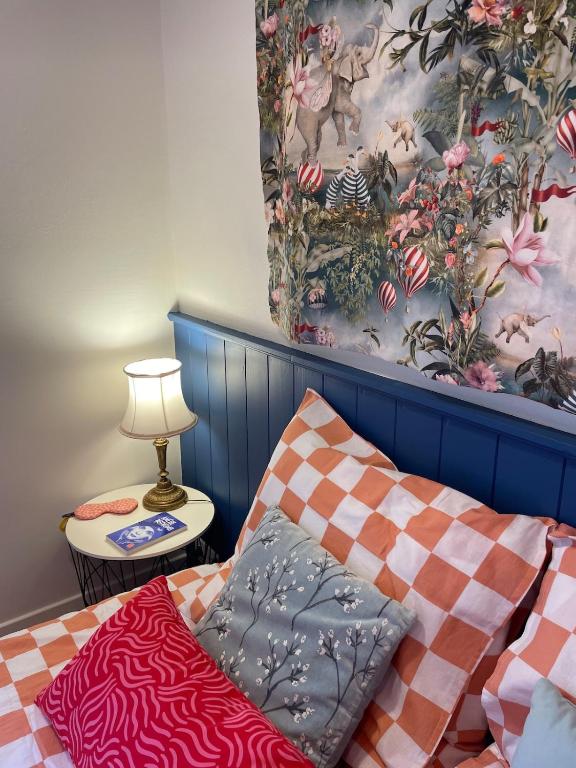 une chambre avec un lit avec un tableau sur le mur dans l'établissement Studio cocon centre historique, à Dinan