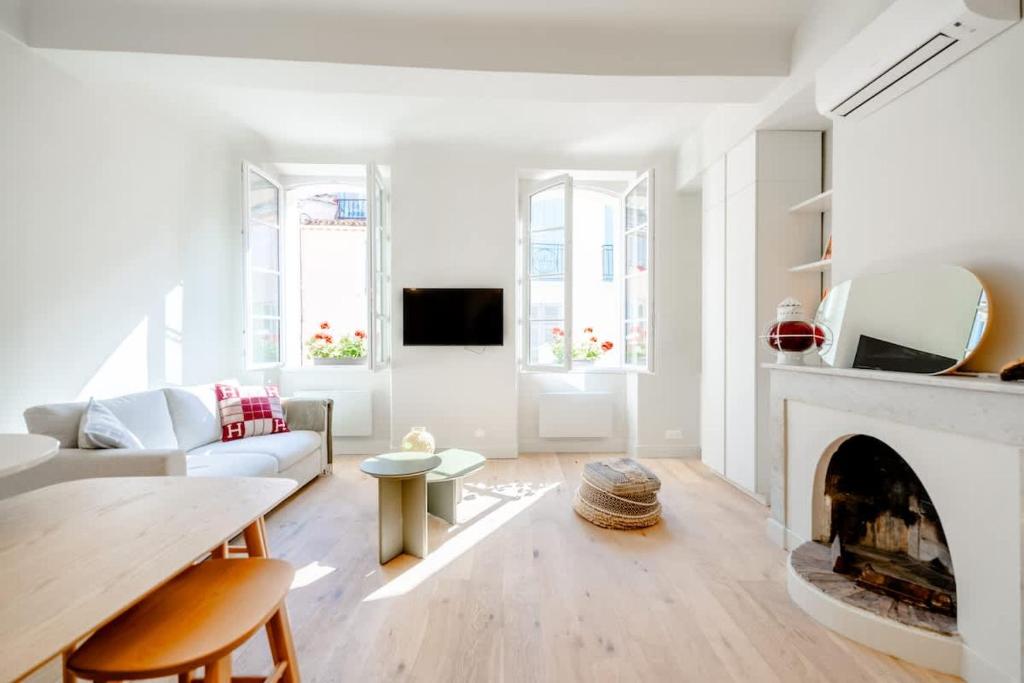 un salon avec un canapé et une cheminée dans l'établissement Petit Gambetta l Bright & Fresh l Shellter Rentals, à Saint-Tropez