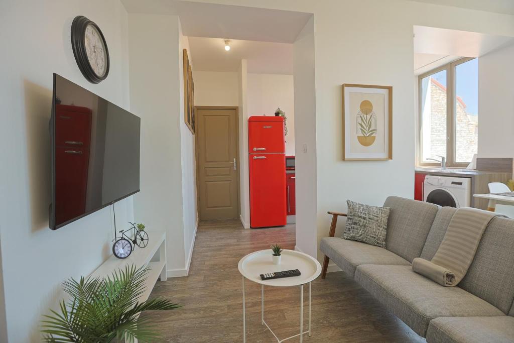 - un salon avec un canapé et un réfrigérateur rouge dans l'établissement La Manufacture Cosy, à Saint-Étienne