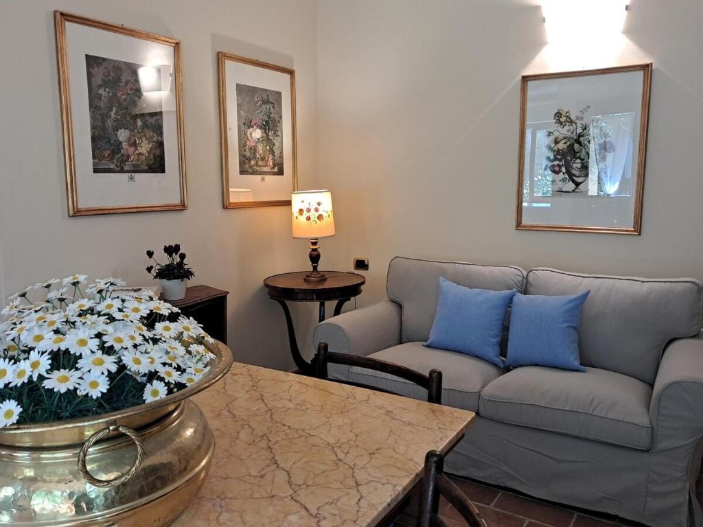 una sala de estar con un sofá y una mesa en Mamma Mia Suite Garden & Rooftop, en Florencia