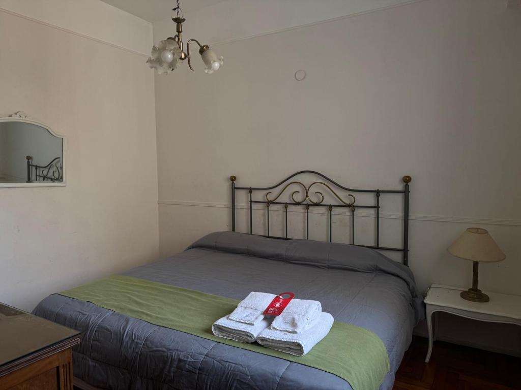 Una cama o camas en una habitación de Hotel Lyon by MH