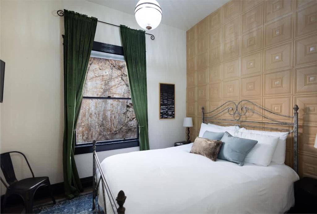 Un dormitorio con una gran cama blanca y una ventana. en The Block Basic Room - Queen, en Bisbee