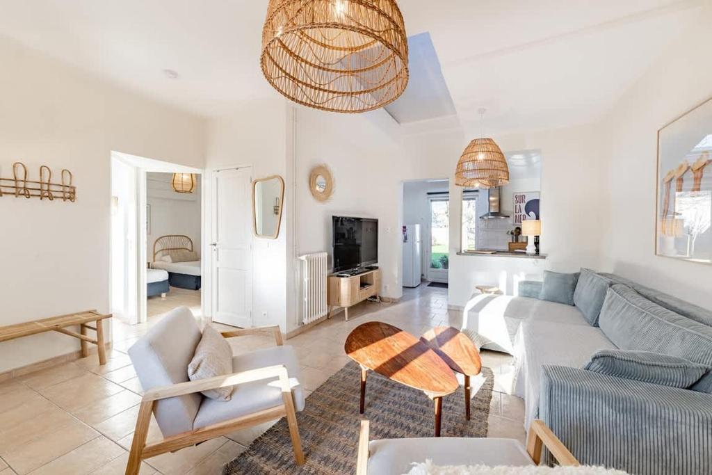 Posezení v ubytování Maison des Embruns - 2 chambres et Jardin clos