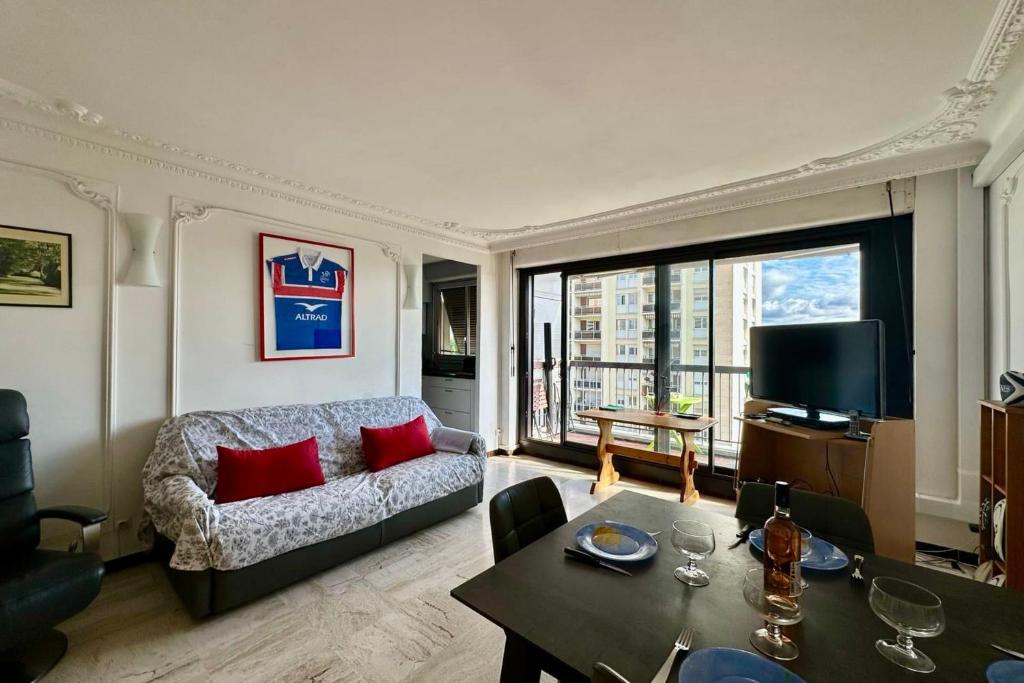 un salon avec un canapé et une table dans l'établissement The Ballon Park- Bright with air conditioning parking and terrace!, à Montpellier