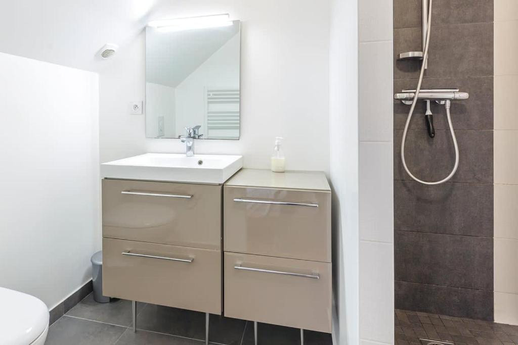 Kúpeľňa v ubytovaní Minihic - Belle maison 3 chambres- Proche Mer