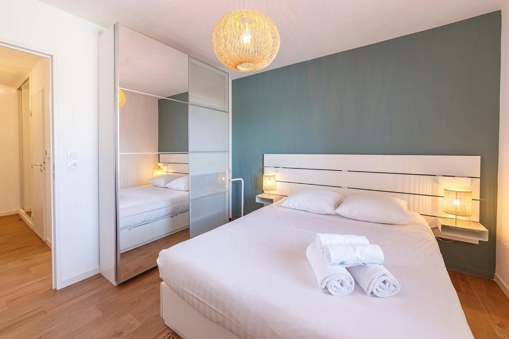 Postel nebo postele na pokoji v ubytování Le Magellan - logement neuf, parking, grand balcon