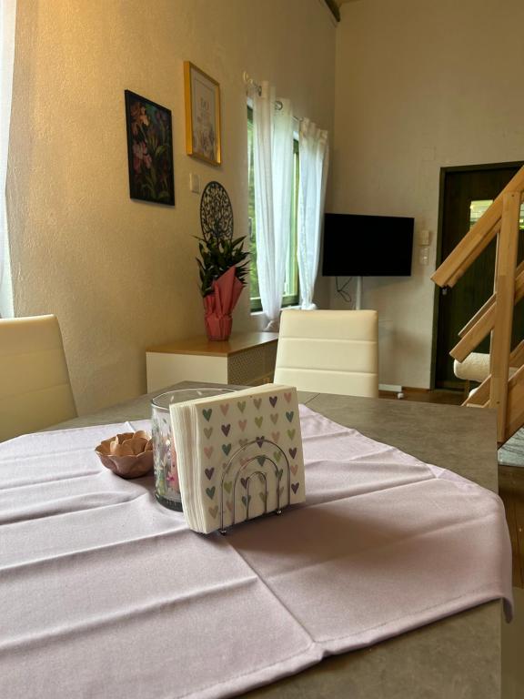 Een TV en/of entertainmentcenter bij Kantor Village am Millstätter See - Boutique-Chalets und Lodges
