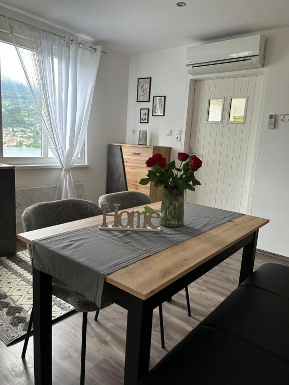 Een zitgedeelte bij Kantor Village am Millstätter See - Boutique-Chalets und Lodges