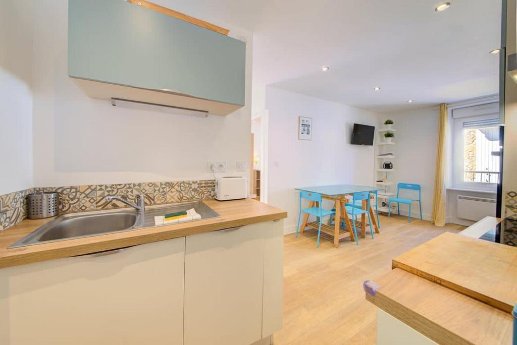 Televízia a/alebo spoločenská miestnosť v ubytovaní Le Magenta, appartement 2 chambres, proche plage