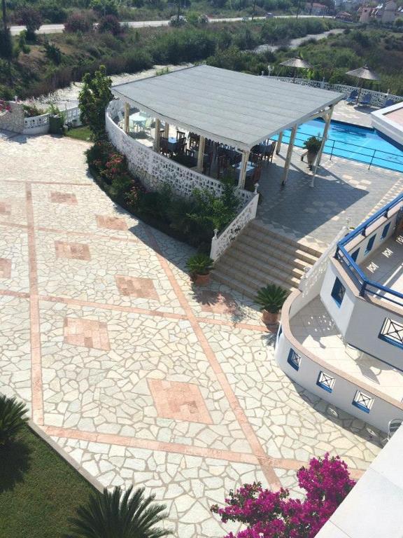 Bazén v ubytování Gogas Palace nebo v jeho okolí