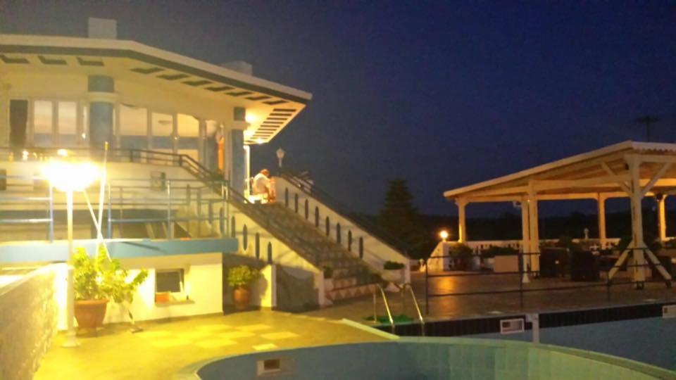 Bazén v ubytování Gogas Palace nebo v jeho okolí