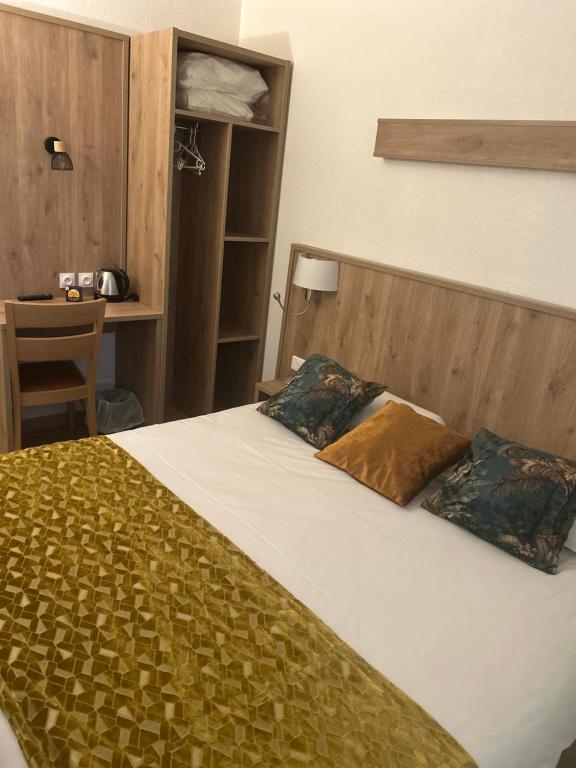 Postel nebo postele na pokoji v ubytování Contact Hotel Utah Beach Carentan