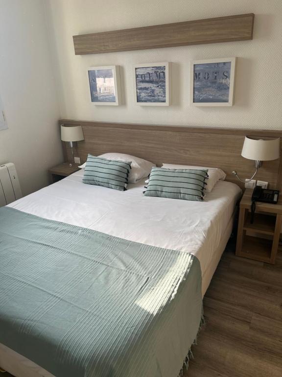 Postel nebo postele na pokoji v ubytování Contact Hotel Utah Beach Carentan