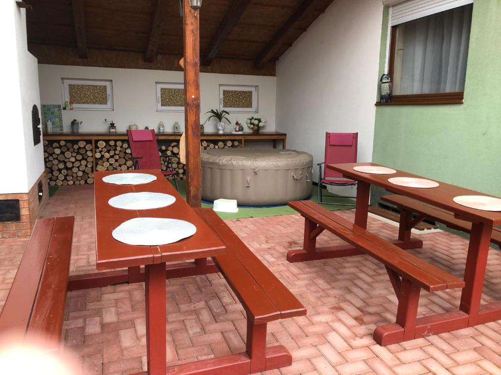 A seating area at Bakonyi Mamutfenyő Vendégház