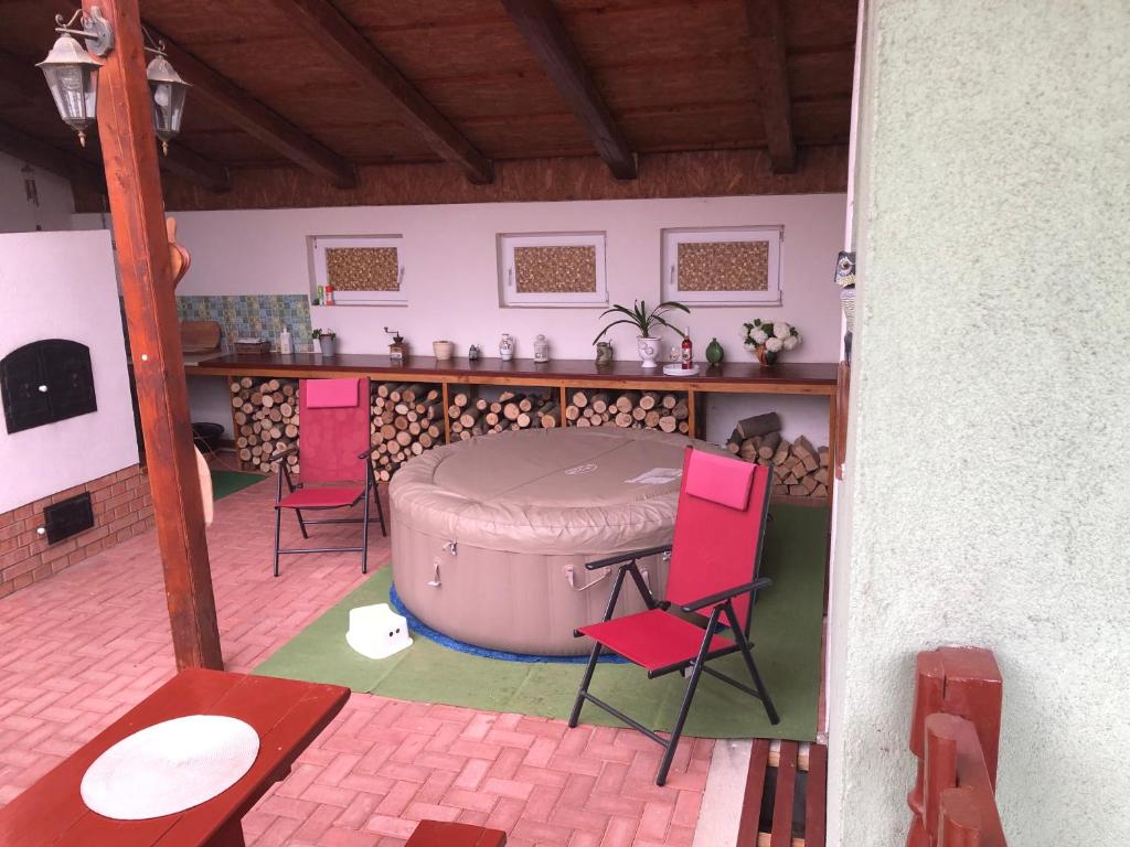 A seating area at Bakonyi Mamutfenyő Vendégház