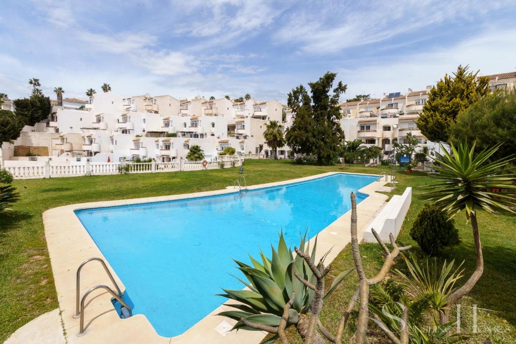 Bazén v ubytovaní Beautiful views family townhouse steps from the BEACH alebo v jeho blízkosti