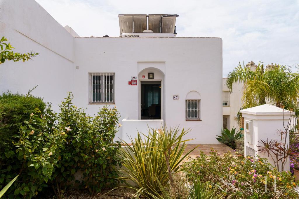 Vonkajšia záhrada v ubytovaní Beautiful views family townhouse steps from the BEACH