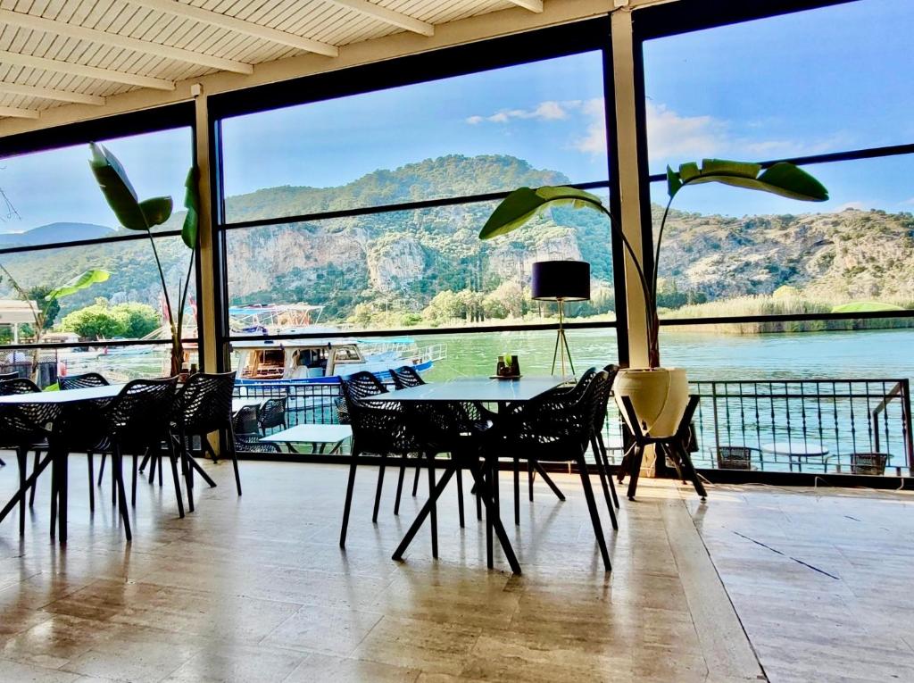 comedor con vistas al agua en Arp Dalyan, en Dalyan
