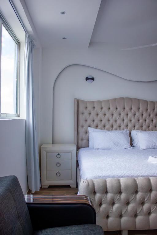 una camera da letto con un letto, una finestra e una sedia di Hotel Gran Real Punta Cana a Punta Cana