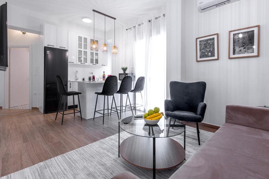 Athens 2BR Apt with Balcony, Walk to Acropolis