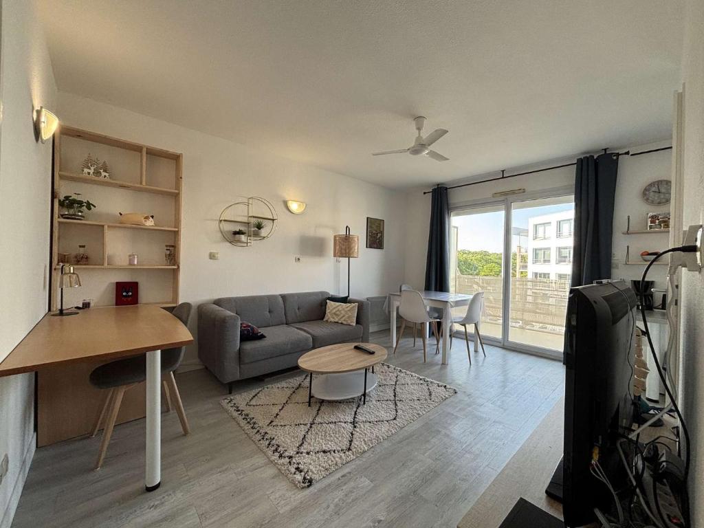 un salon avec un canapé et une table dans l'établissement Appt 2 pièces LA ROCHELLE - LR030-B217, à La Rochelle
