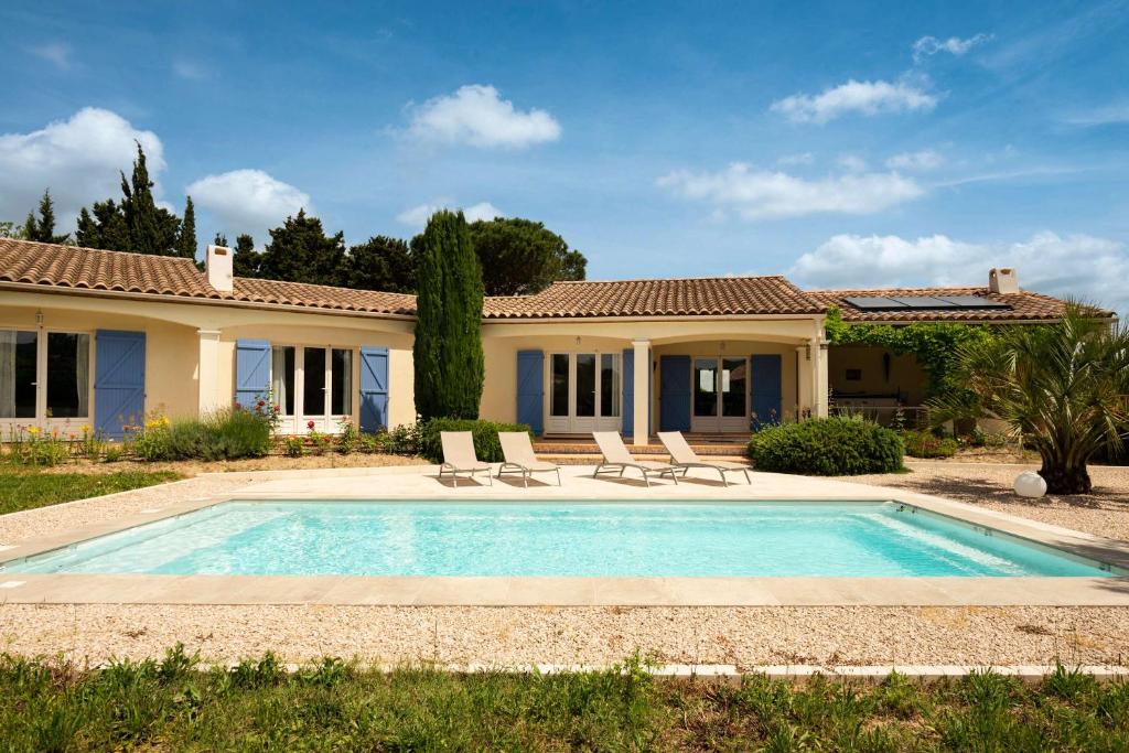une maison avec une piscine devant une maison dans l'établissement Villa La Cavayere swimming pool air conditioning, à Carcassonne