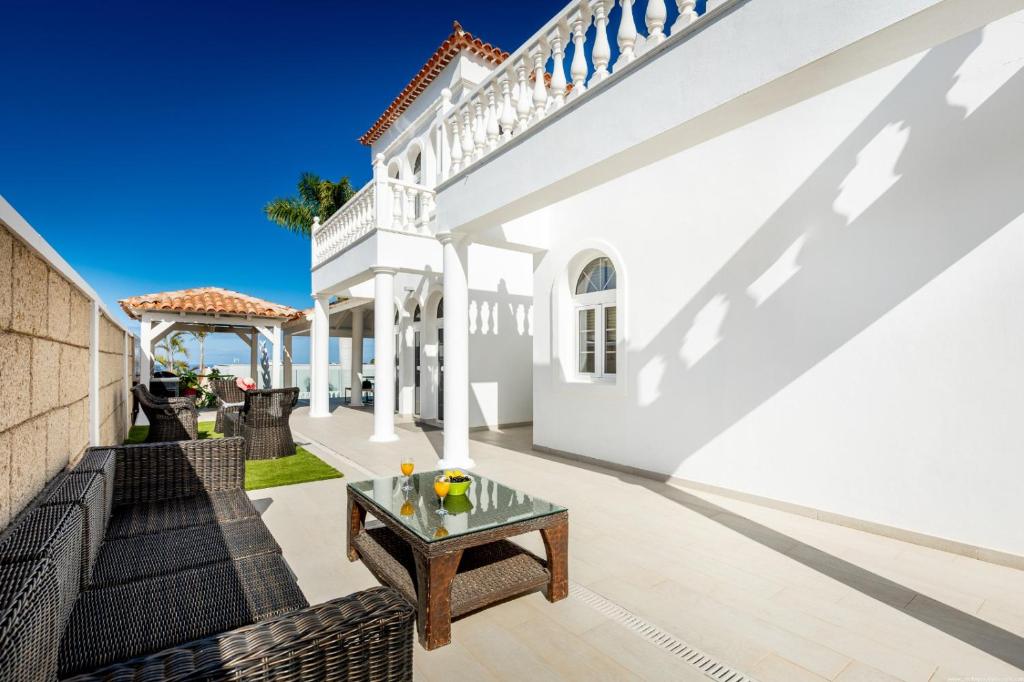 Balkón nebo terasa v ubytování VILLA OCEAN PALM, HEATED Pool!